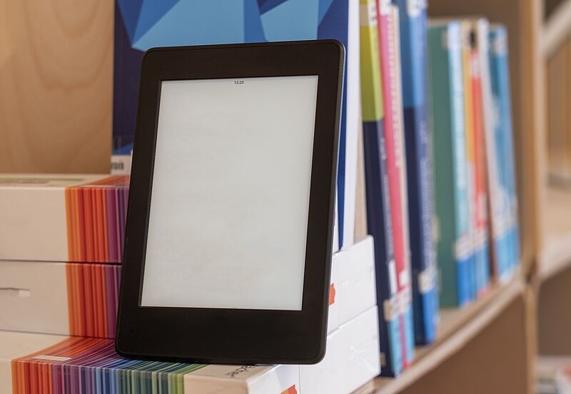 Tablet vor Bücherregal